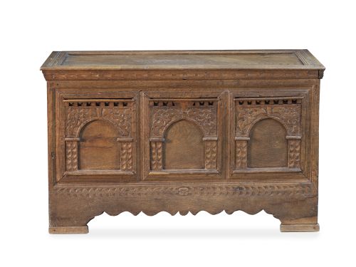 Arcón de tapa plana de madera tallada de roble y castaño.