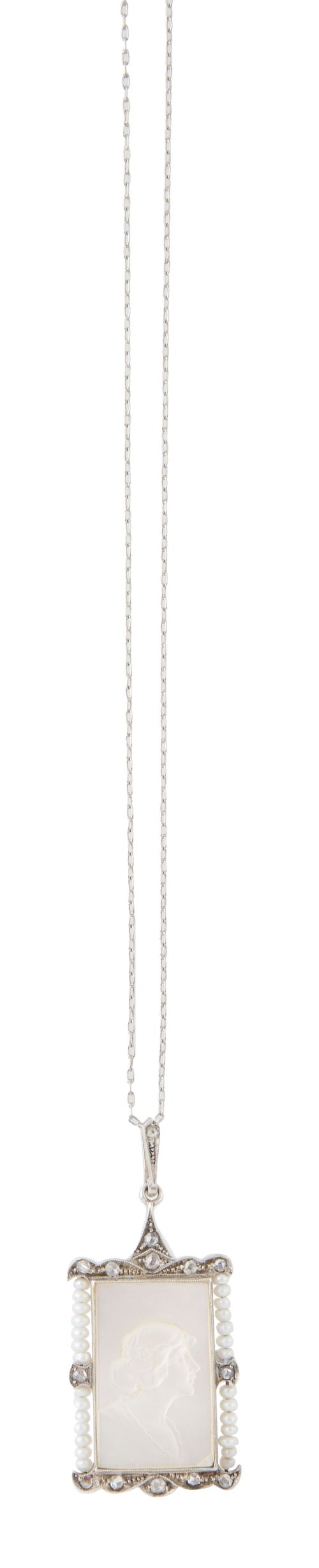 Colgante c.1920 con perfil de dama tallado en nácar, en mar