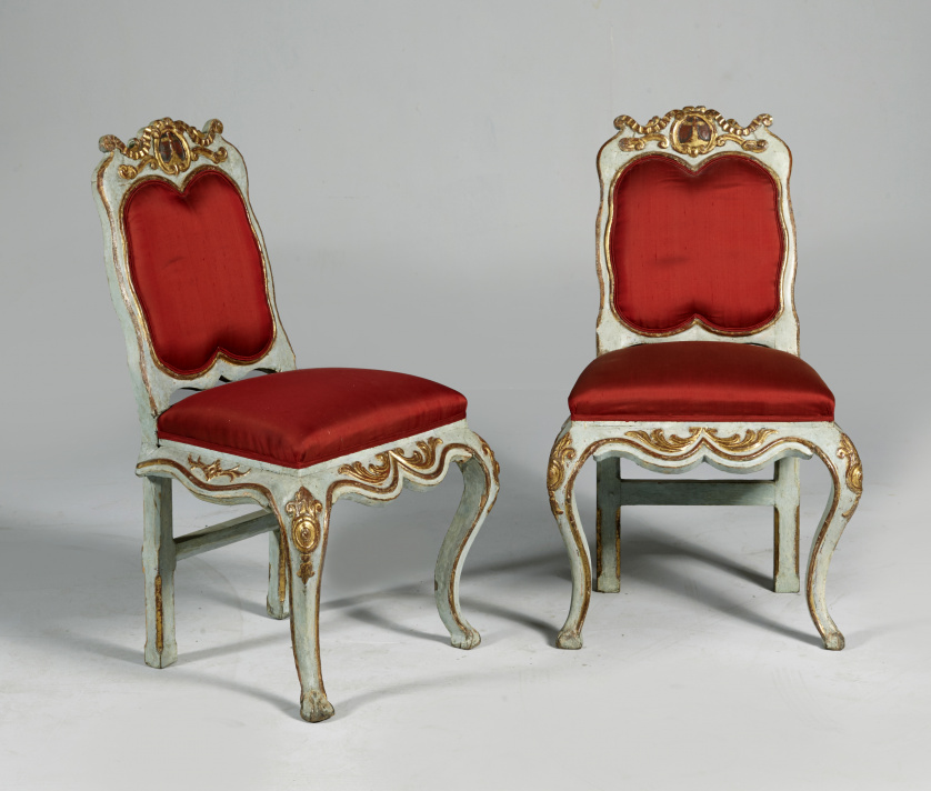 Pareja de sillas con escudo de la orden del Carmen, en made