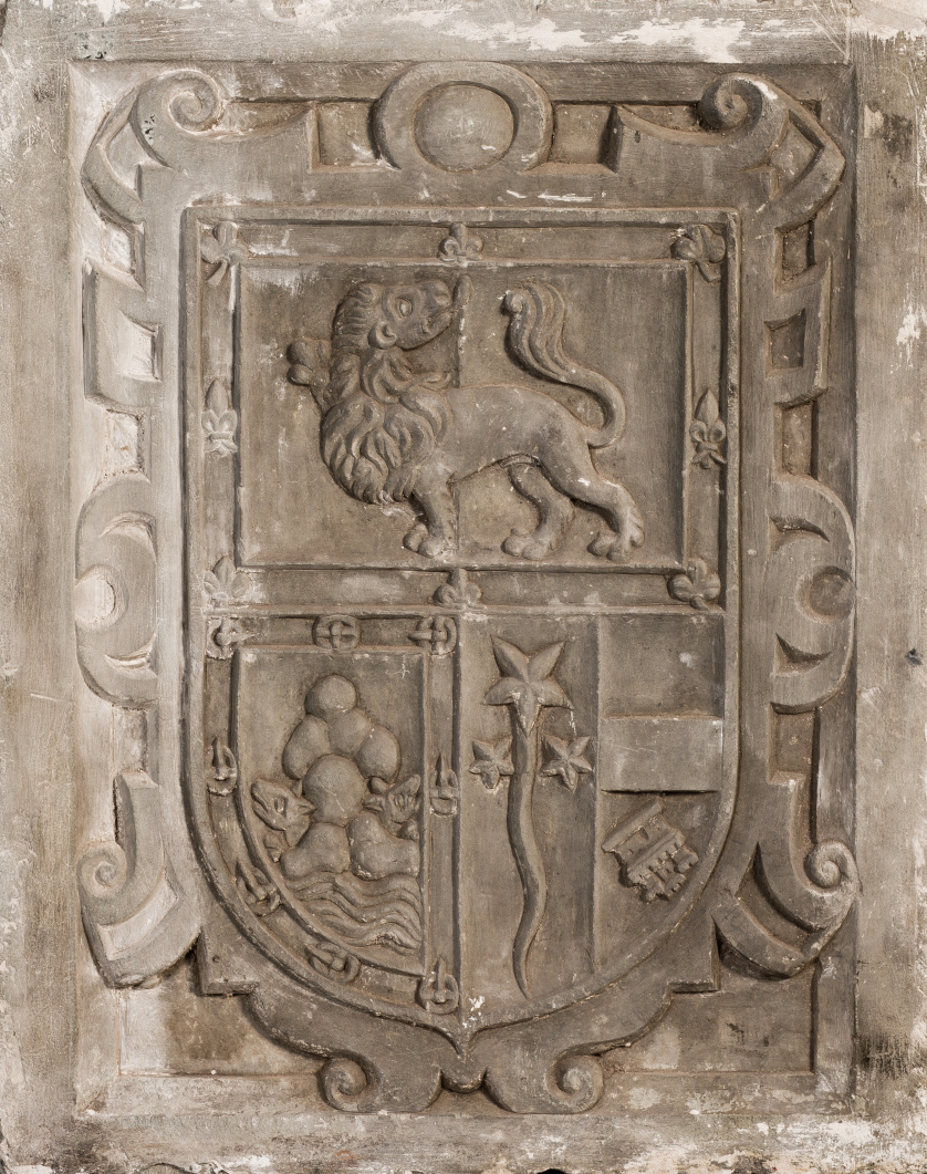 Escudo nobiliario de fachada en piedra tallada.Trabajo esp