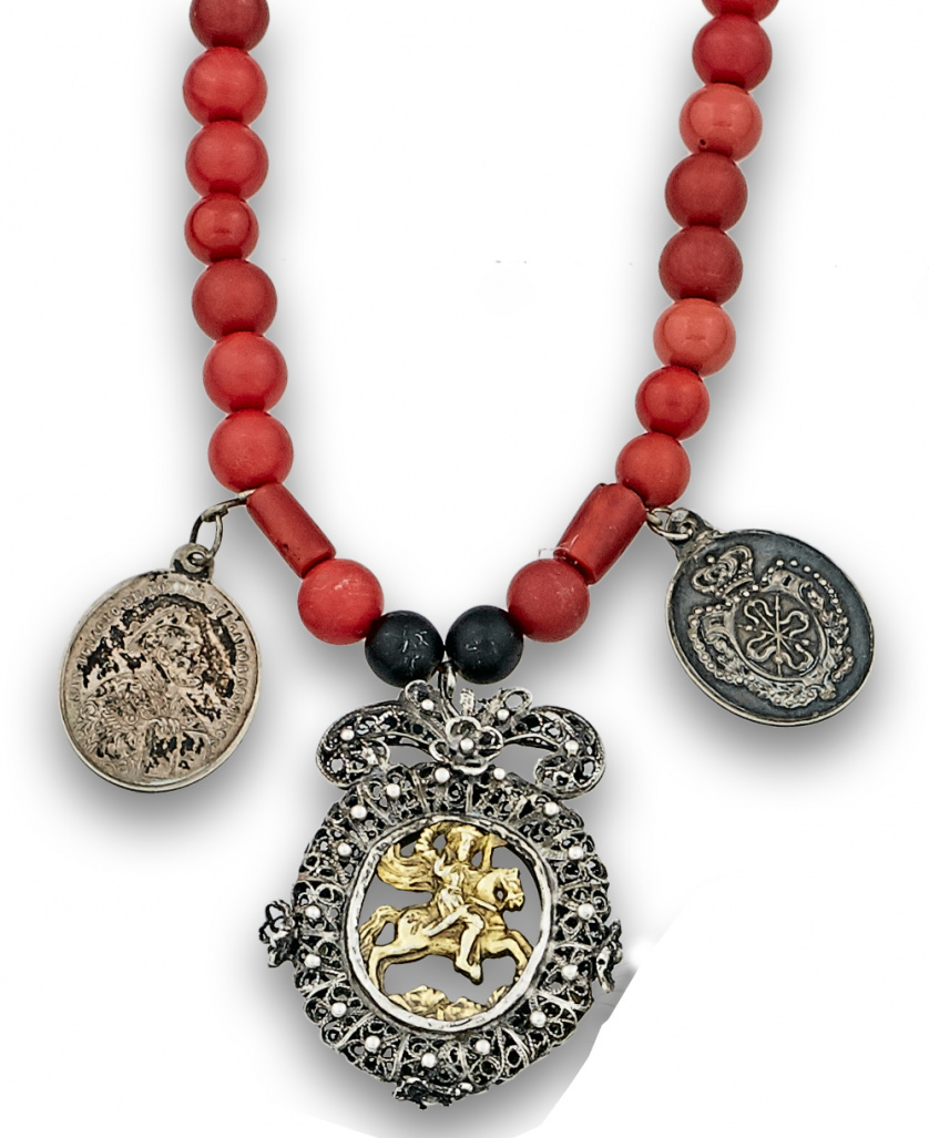 Collar popular de coral s.XIX con medalla devocional de San