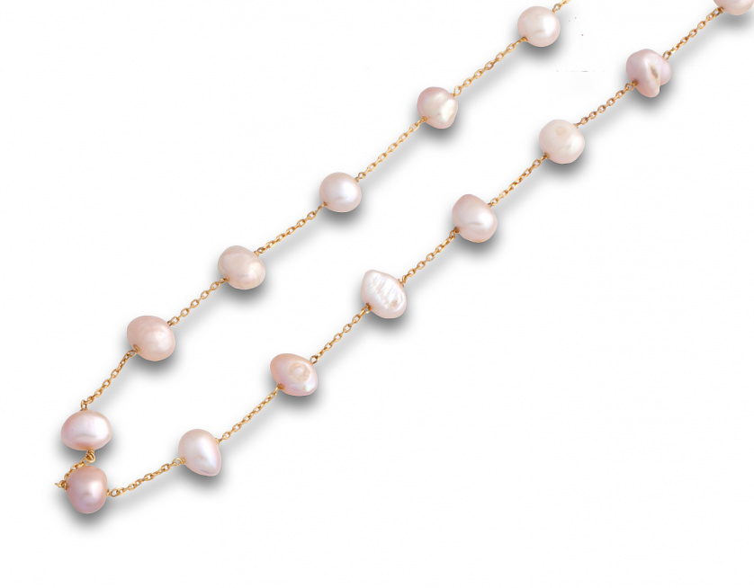 Collar con perlas rosas combinadas con cadena de oro de 18K