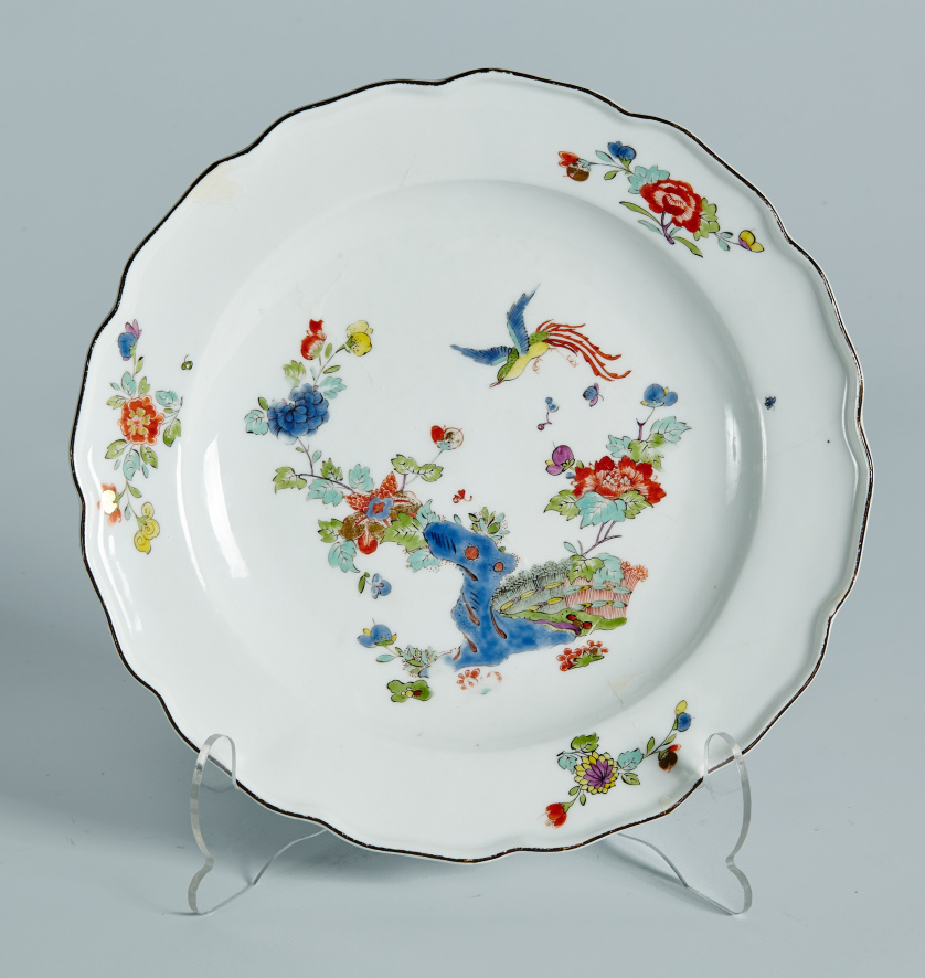 Plato de porcelana esmaltada con decoración de estilo Kakie