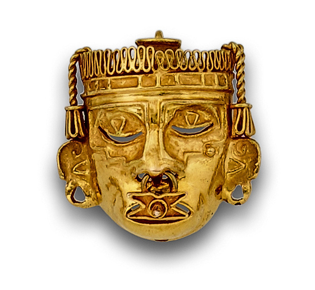 Broche colgante con diseño de máscara azteca en oro de 18K.