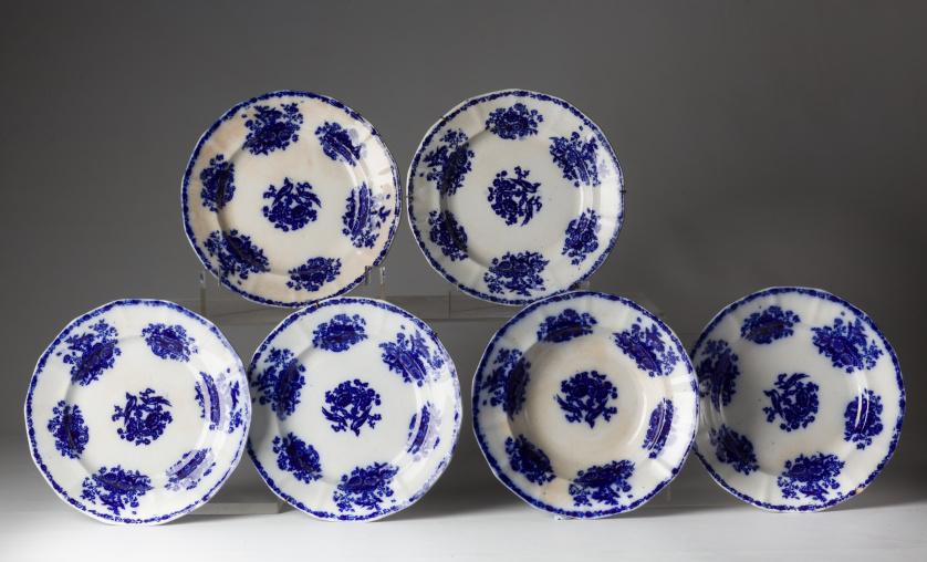 Pareja de platos de loza estampada en azul, serie chinesca.