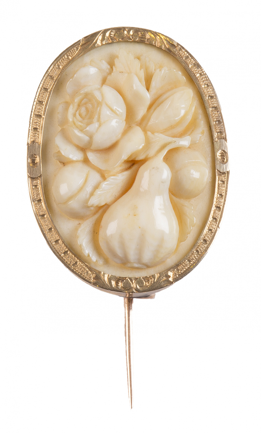 Broche oval S. XIX de marfil tallado con flores y frutos 