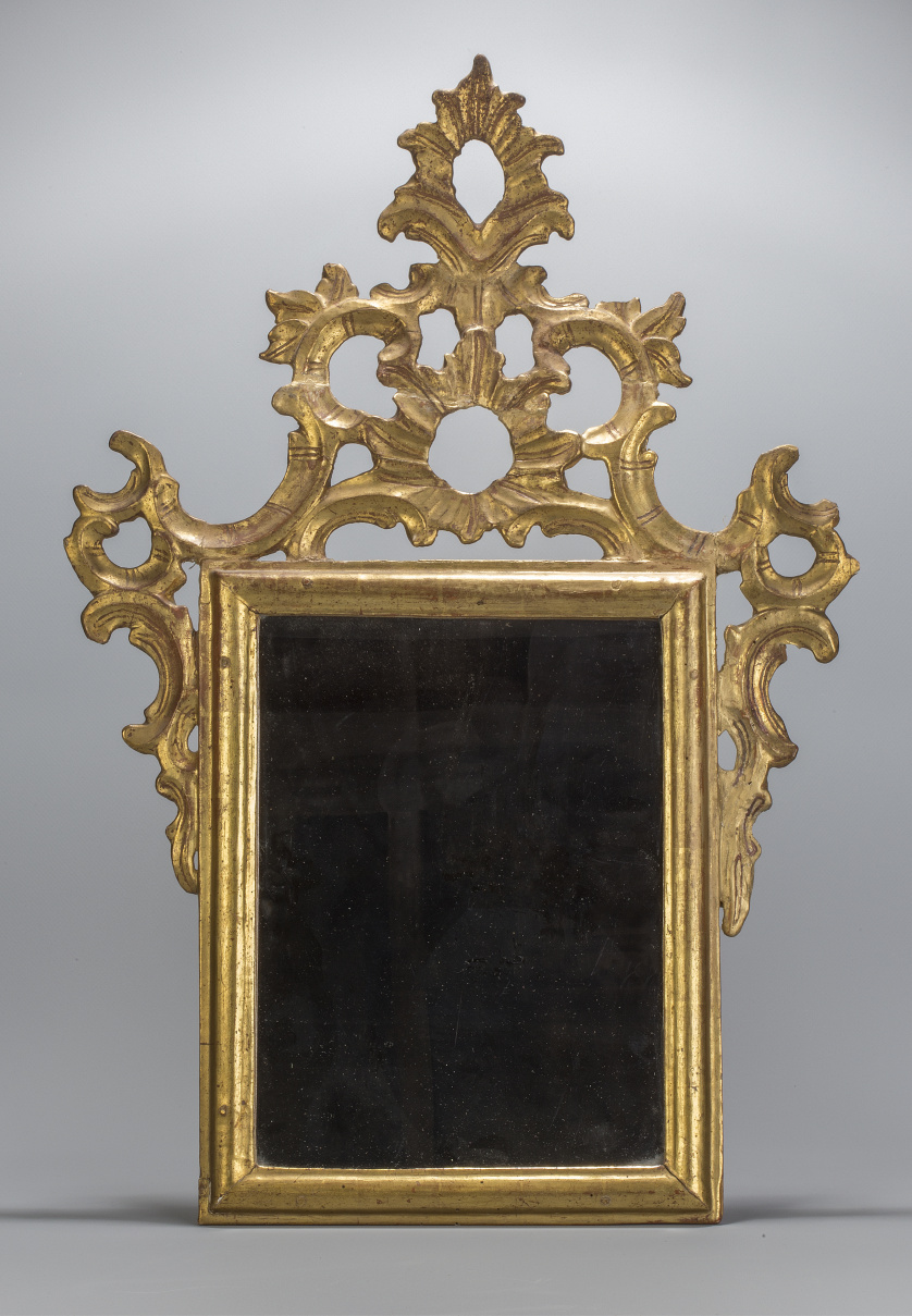 Cornucopia Carlos III de madera estucada, tallada y dorada.