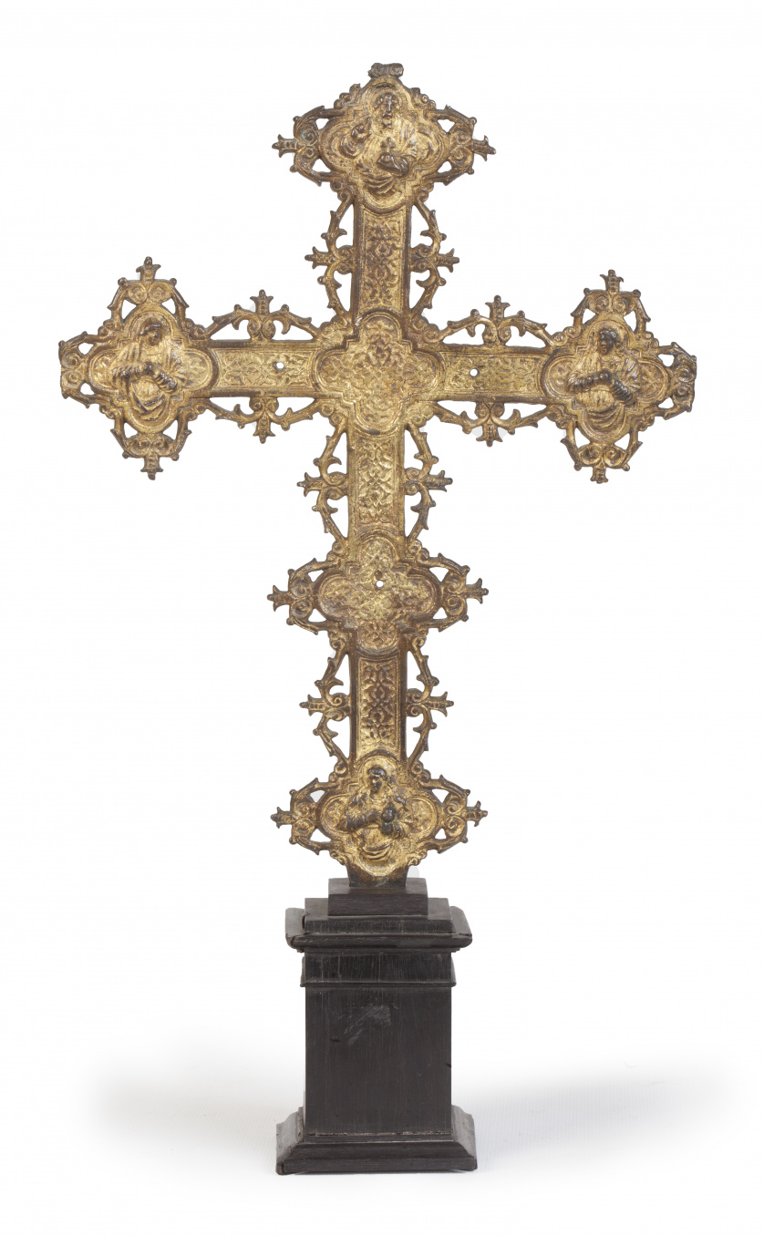 Cruz en bronce dorado, S. XVISobre peana de madera.
