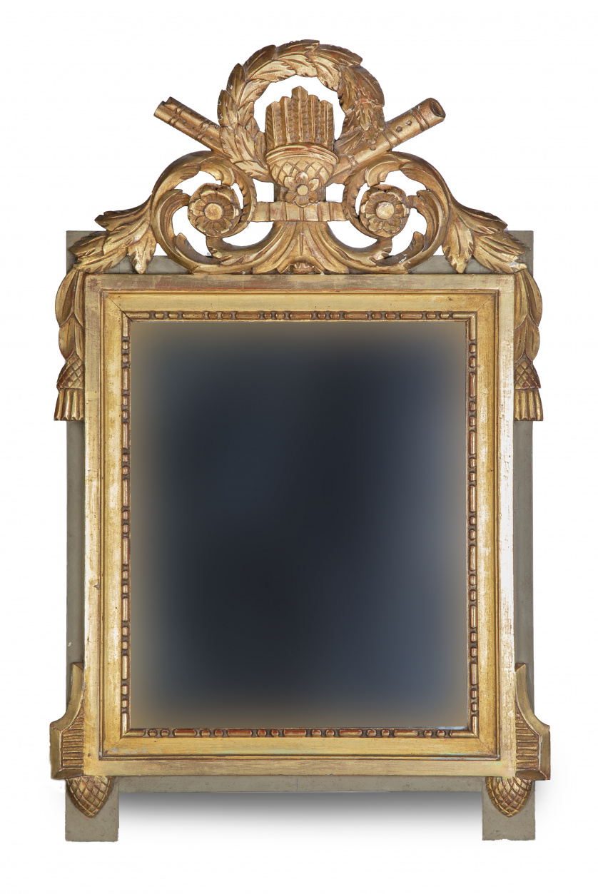 Espejo Luis XVI en madera tallada y dorada, rematado por tr