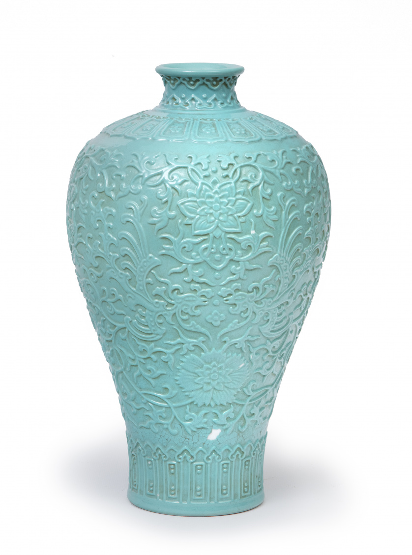 Meiping esmaltado en azul turquesa, con decoración en relie