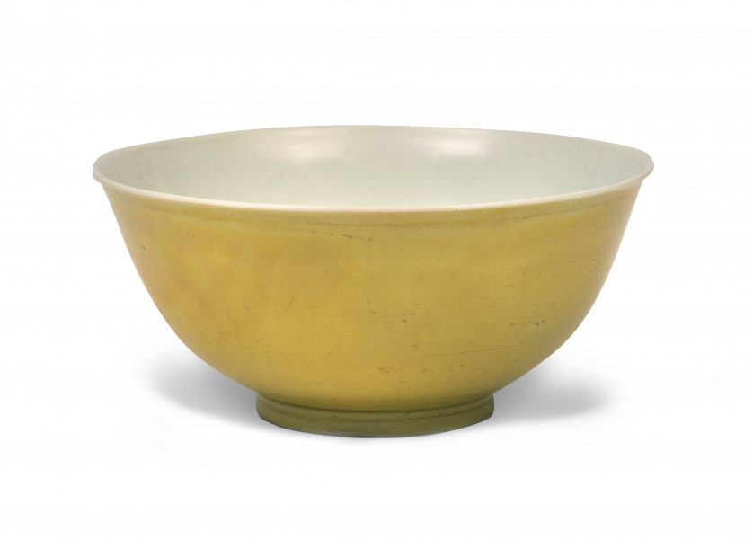 Cuenco de porcelana esmaltada en amarillo.Dinastía Qing, 