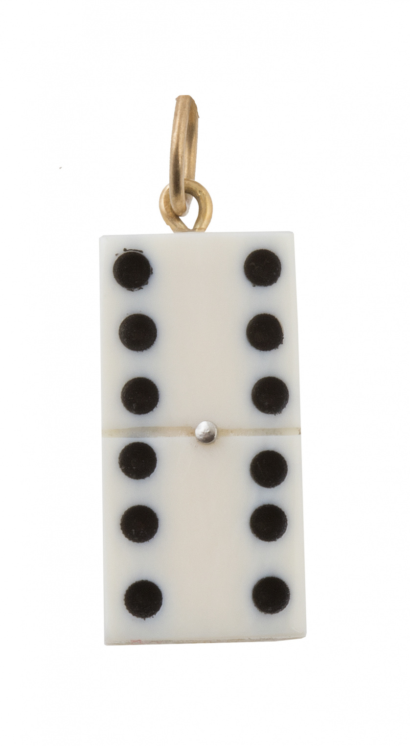 Colgante en forma de pieza de dominó realizado en marfil co