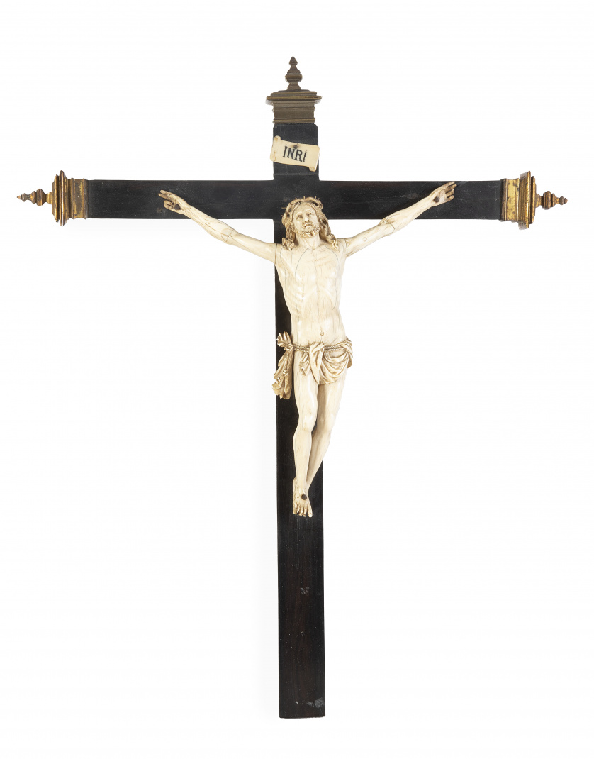 Cristo expirante.Figura de marfil tallado sobre cruz de m