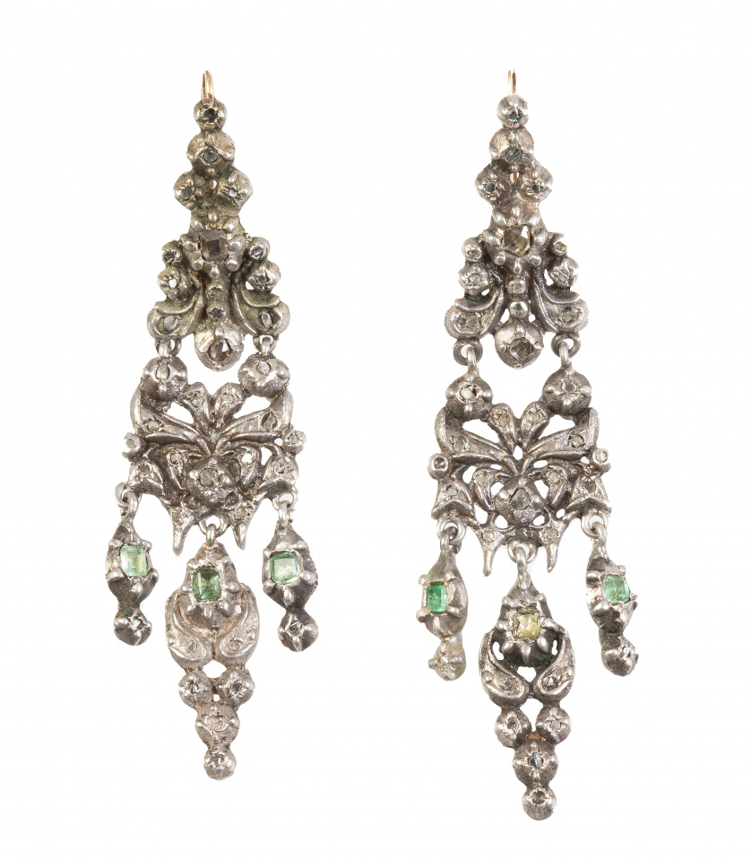 Pendientes largos S. XVIII-XIX, con esmeraldas y diamantes