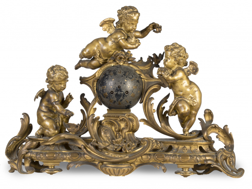 Reloj de sobre mesa en bronce dorado decorado con tres "put