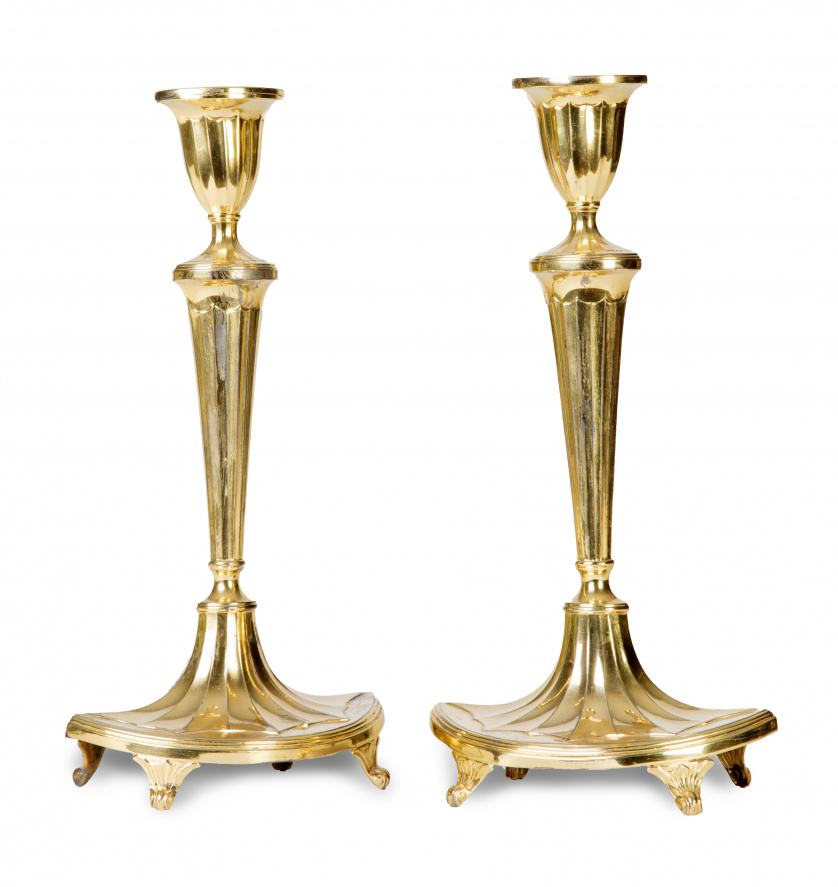 Pareja de candeleros de metal dorado de estilo Jorge III, S