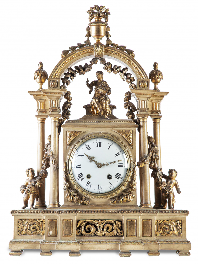 Reloj de pórtico en madera tallada, policromada y dorada.