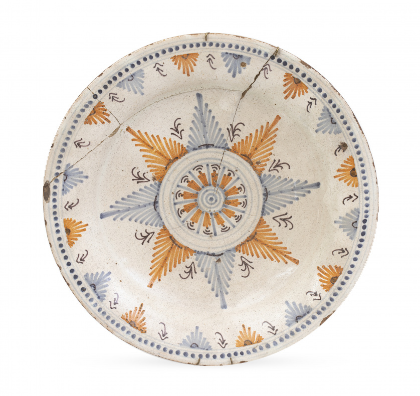 Plato de cerámica esmaltada de la serie de la Encomienda.