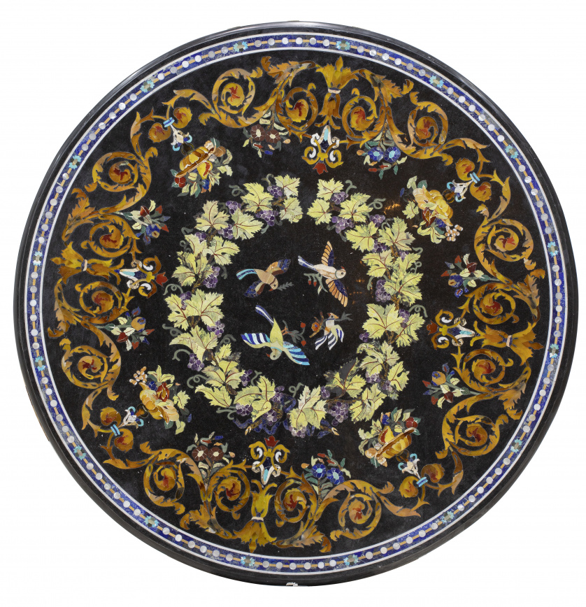 Tapa de mesa circular decorada con flores, aves y uvas con 