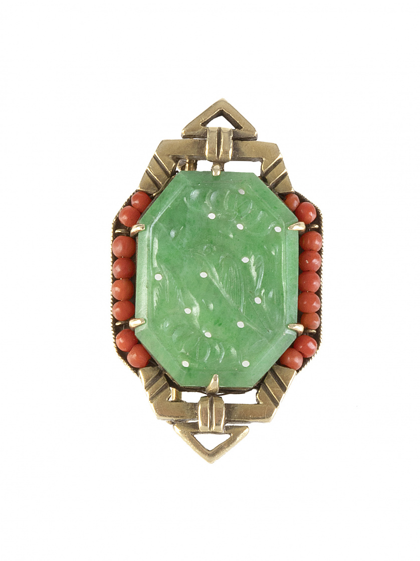 Broche Art-Decó con jade tallado con formas vegetales, con 