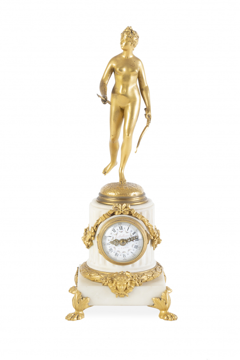"E. Jullien a Paris".Reloj de mármol y bronce dorado con 