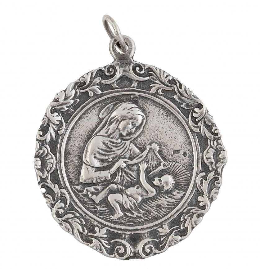 Medalla de cuna con Virgen y Niño rodeados por marco floral