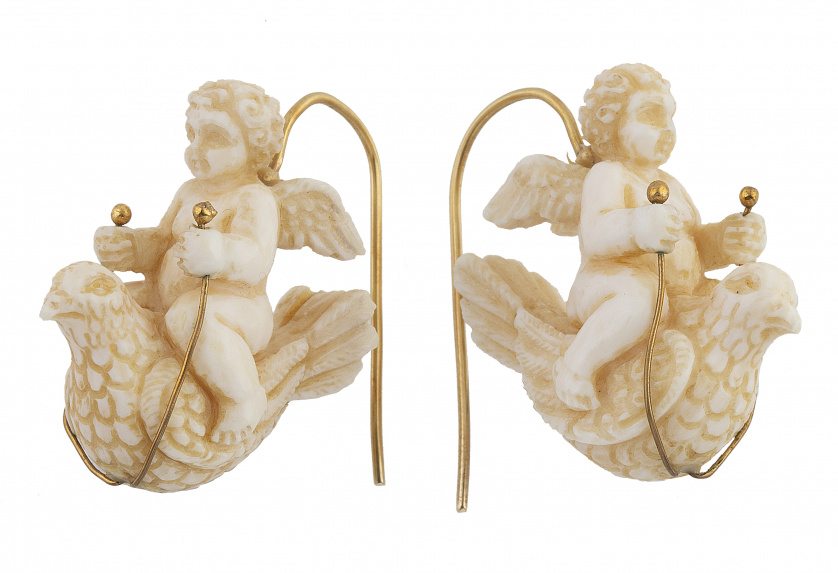 Pendientes largos S. XIX con angelitos cabalgando sobre pal