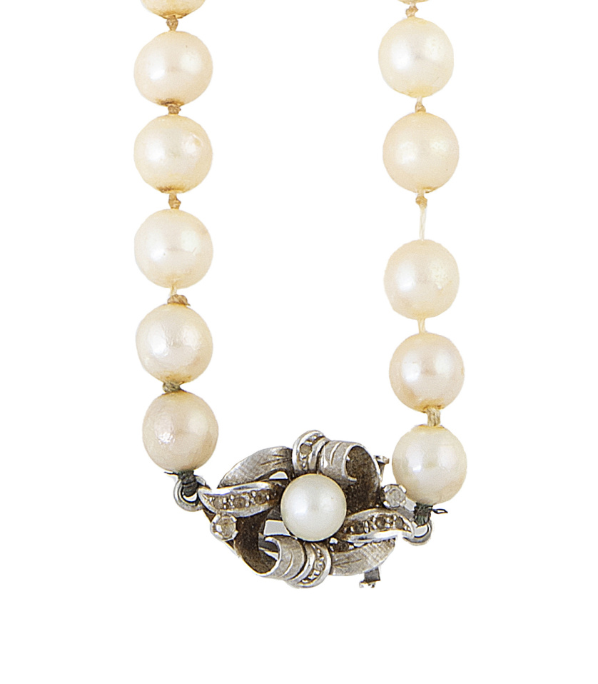 Collar de un hilo de perlas cultivadas con cierre en forma 