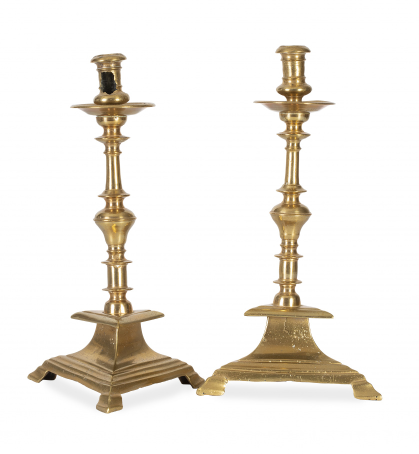 Pareja de candeleros de bronce dorado.España, S. XVIII.